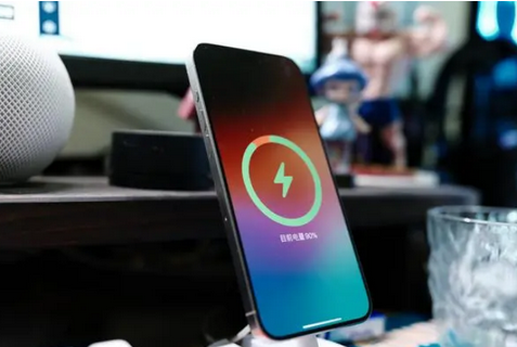 西乡苹果15换屏服务分享用什么充电器给iPhone15充电更好 